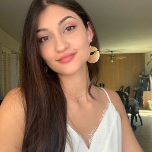 Meet your Posher, Alejandra